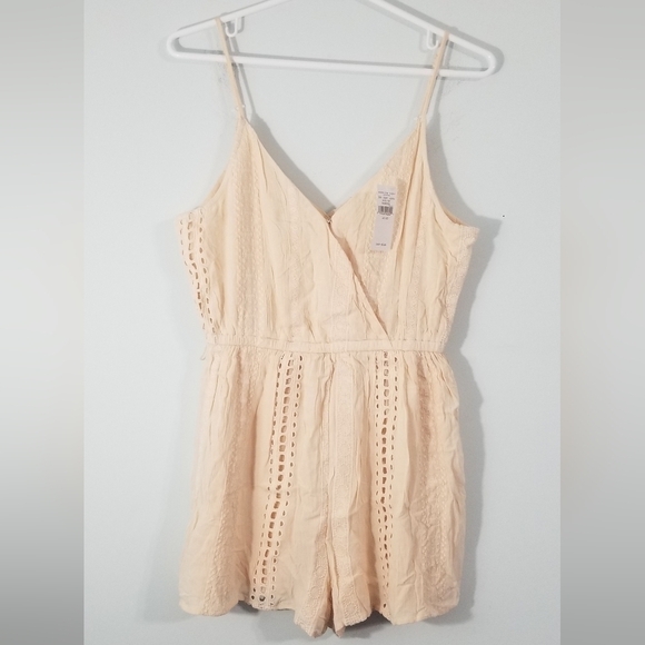American Eagle NWT Romper. V-Neck w/ Hook for Extra Coverage. Lined. Size XS. - Picture 1 of 9